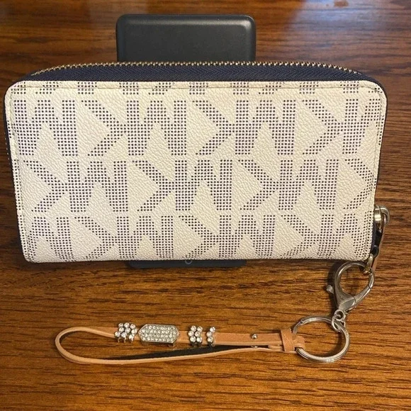 Michael Kors Wallet - Picture 2 of 9